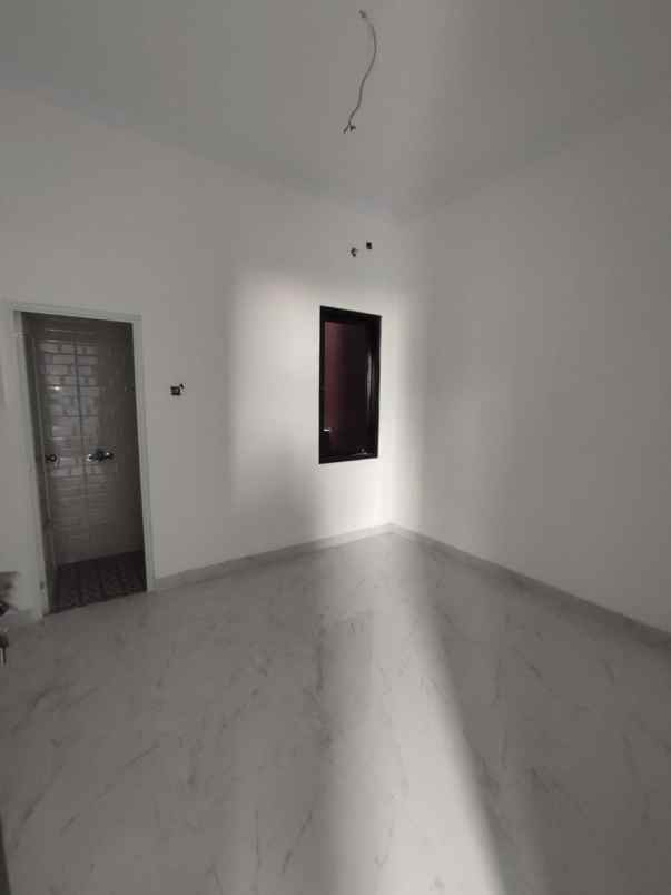 dijual rumah starbuk coffe rawamangun