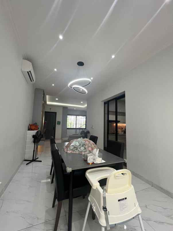 dijual rumah sutera winona