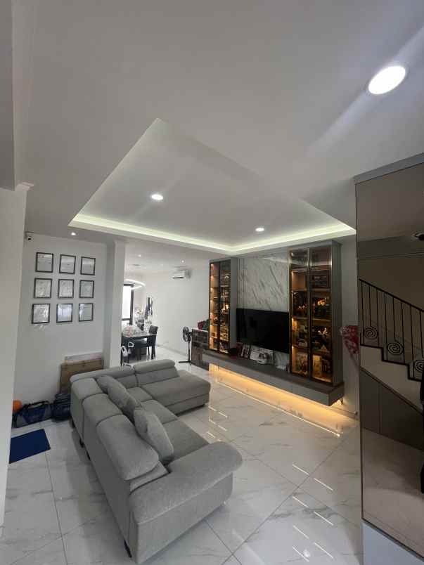 dijual rumah sutera winona