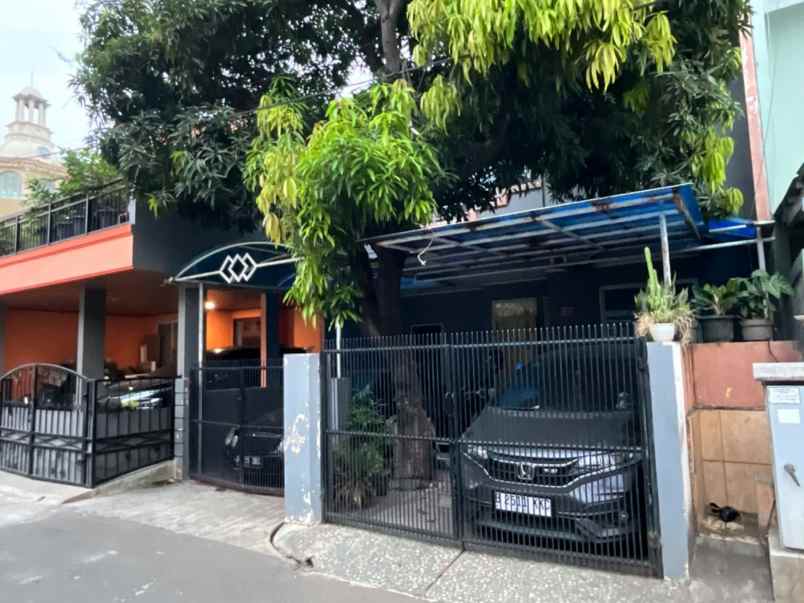 dijual rumah taman modern