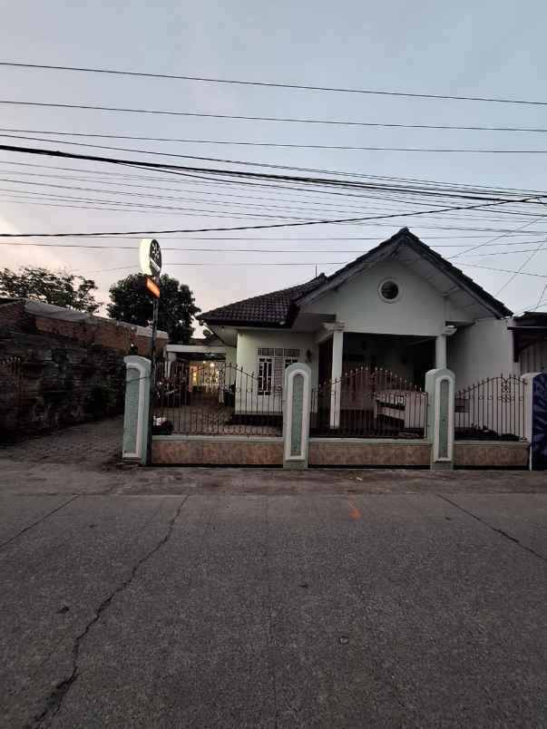 dijual rumah tinggal usaha cafe di karawang timur