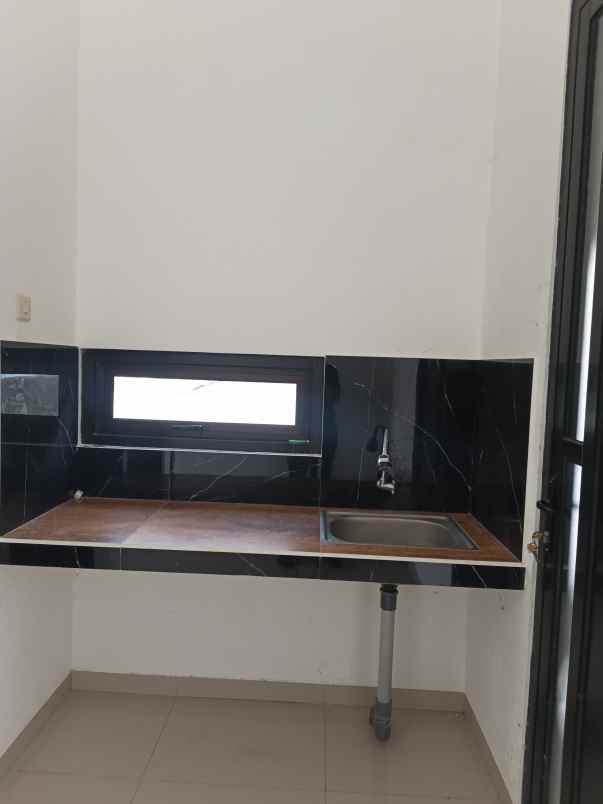 dijual rumah untung suropati