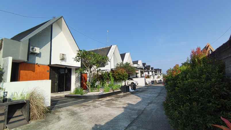 dijual rumah untung suropati