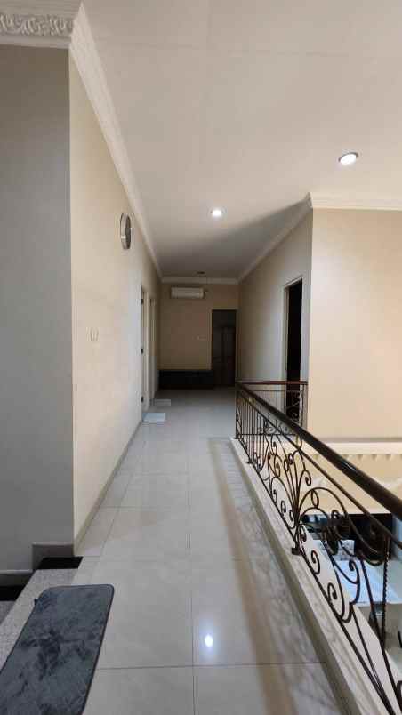 dijual rumah villa bukit regensi