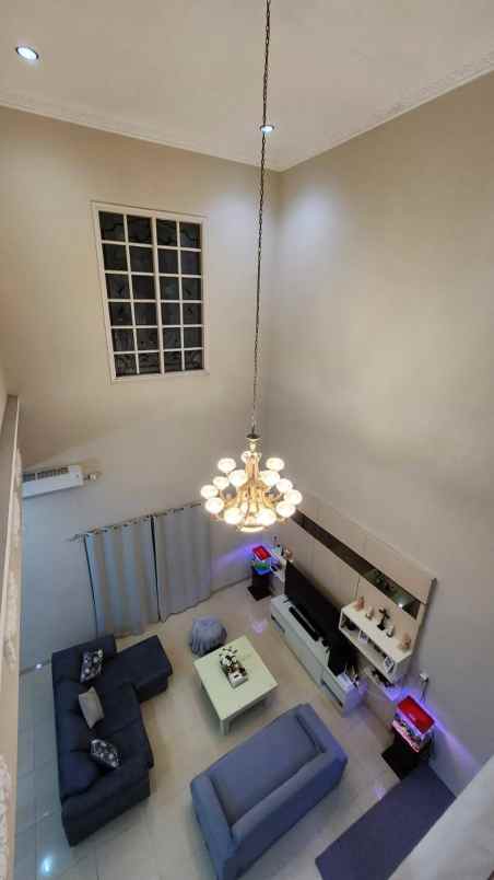 dijual rumah villa bukit regensi