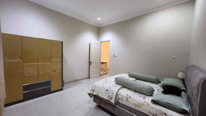 dijual rumah villa bukit regensi