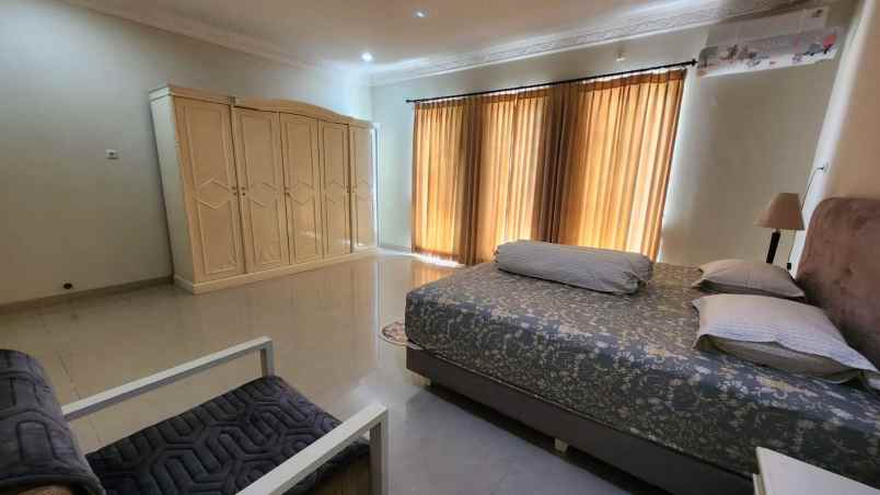 dijual rumah villa bukit regensi