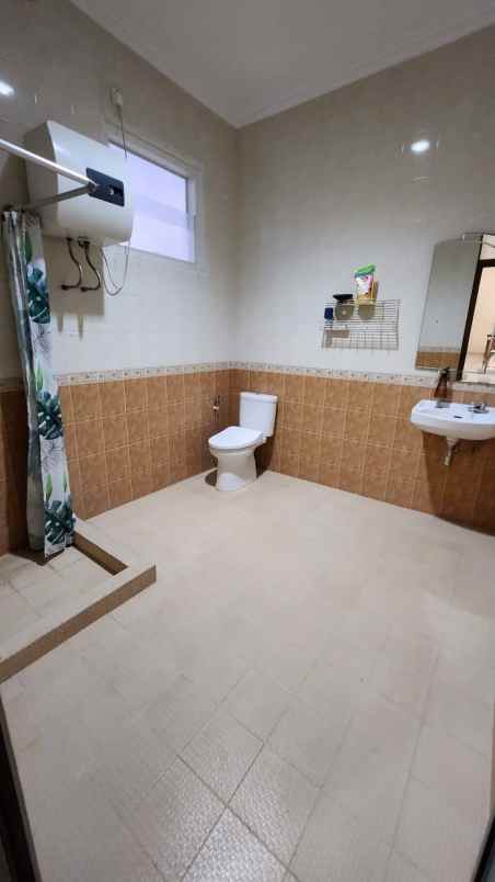 dijual rumah villa bukit regensi