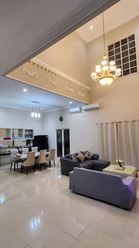 dijual rumah villa bukit regensi
