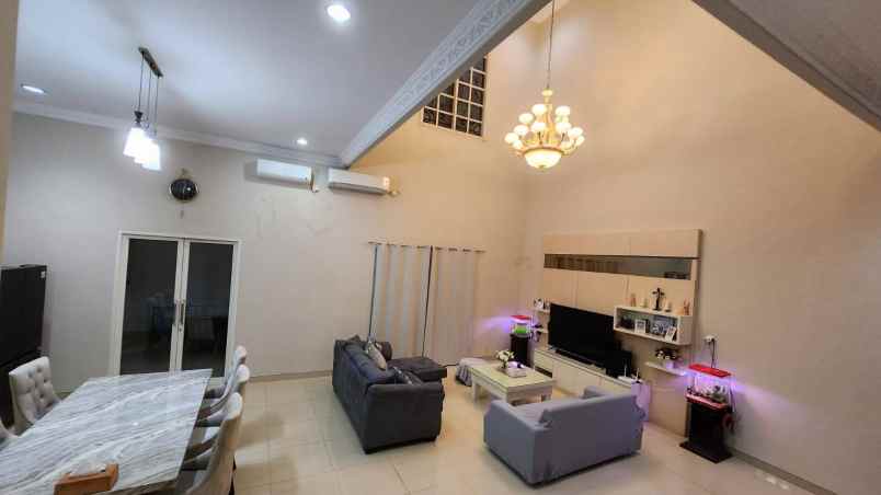 dijual rumah villa bukit regensi