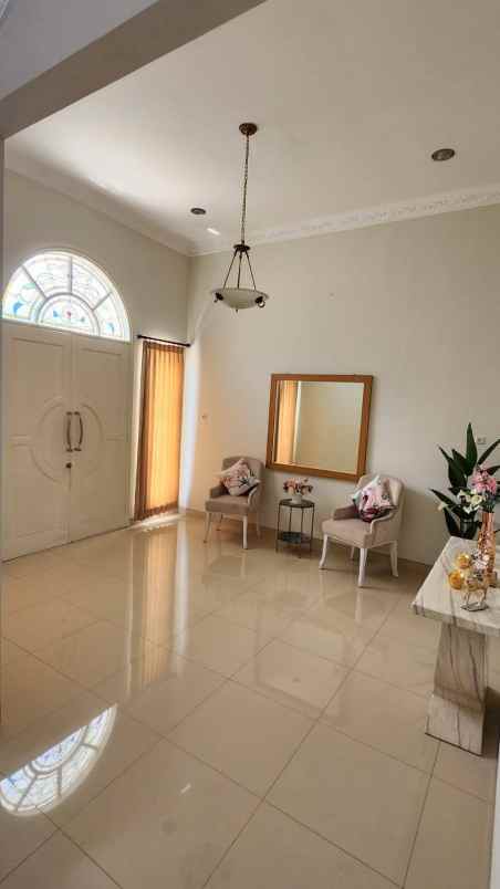 dijual rumah villa bukit regensi
