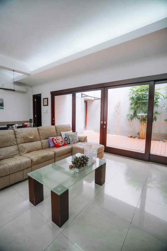 dijual rumah villa permata gading