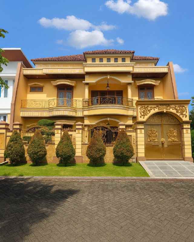 dijual rumah villa royal pakuwon city