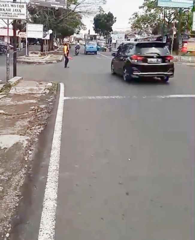 dijual toko ada dua toko di pinggir jl raya kuningan