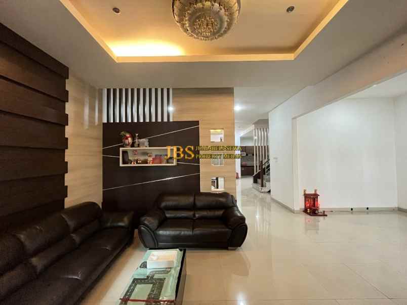 dijual villa komplek helios villas