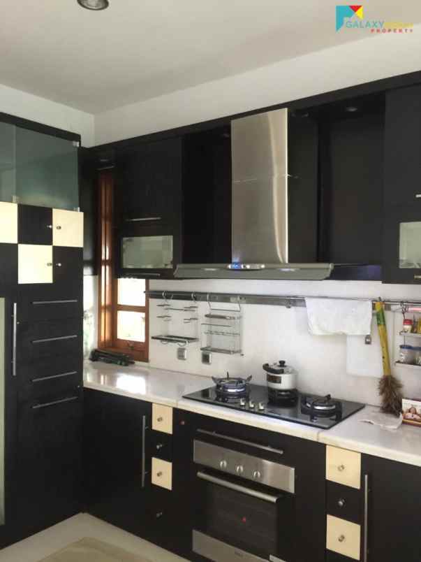 dijual villa mekarwangi lembang bandung