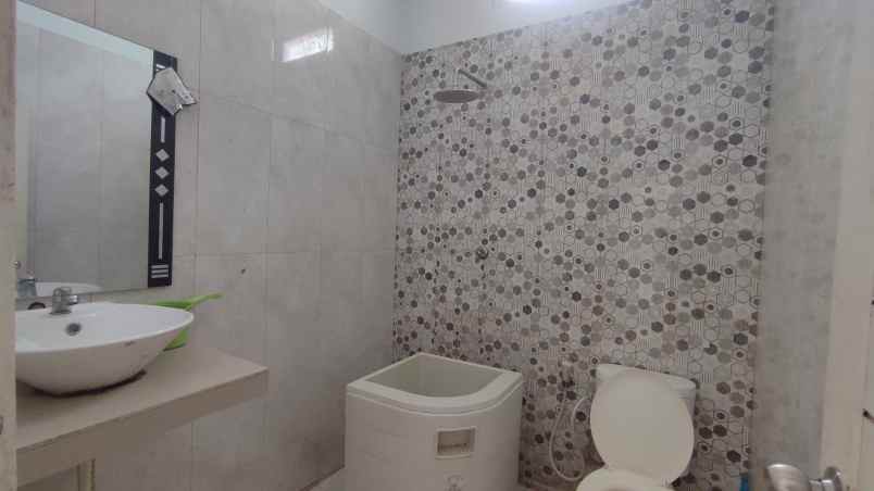 disewakan rumah jl ujung pandang 1