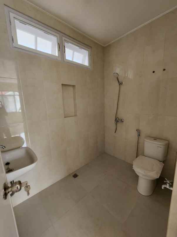 disewakan rumah taman mutiara pakuwon city