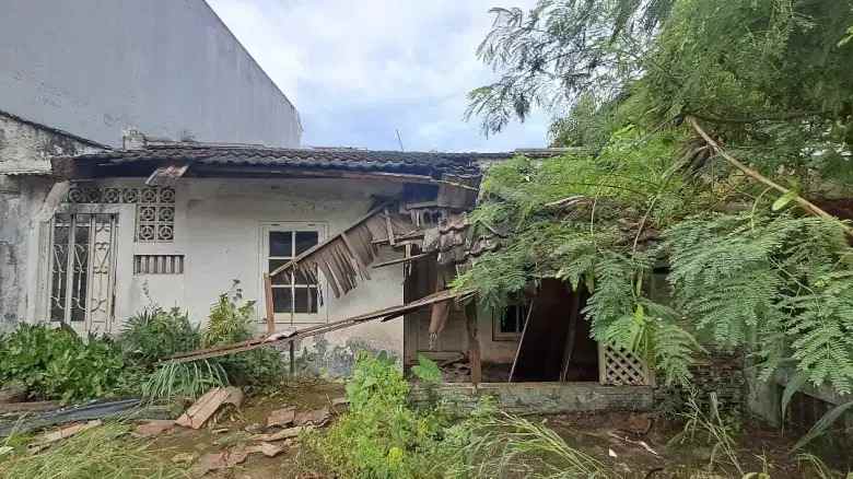 jual cepat tanah dan bangunan di cirendeu permai