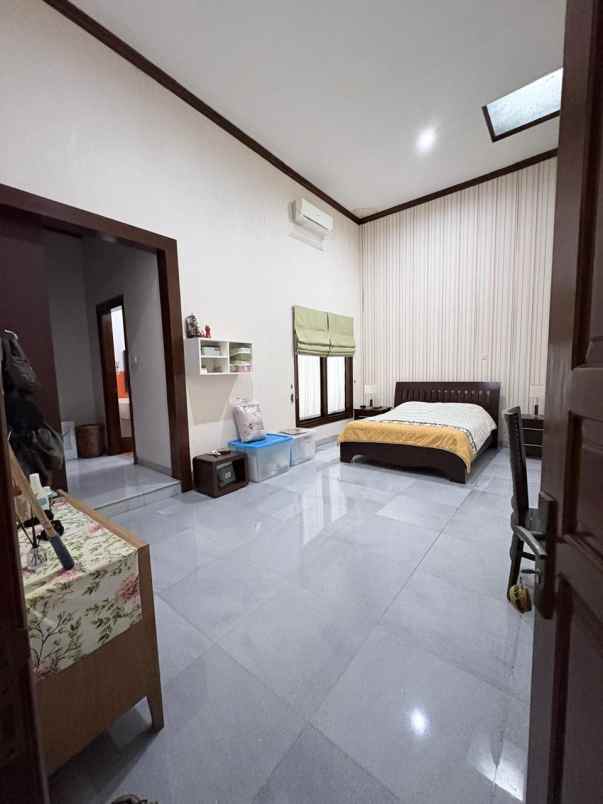 jual rumah komplek cantik dengan swimming pool di kav