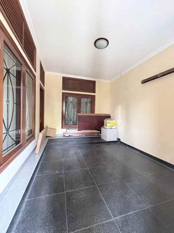 jual rumah komplek cantik dengan swimming pool di kav