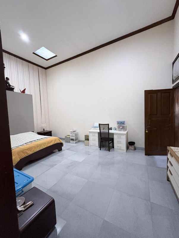 jual rumah komplek cantik dengan swimming pool di kav