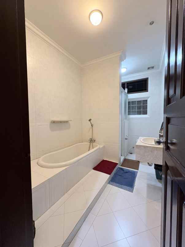 jual rumah komplek cantik dengan swimming pool di kav