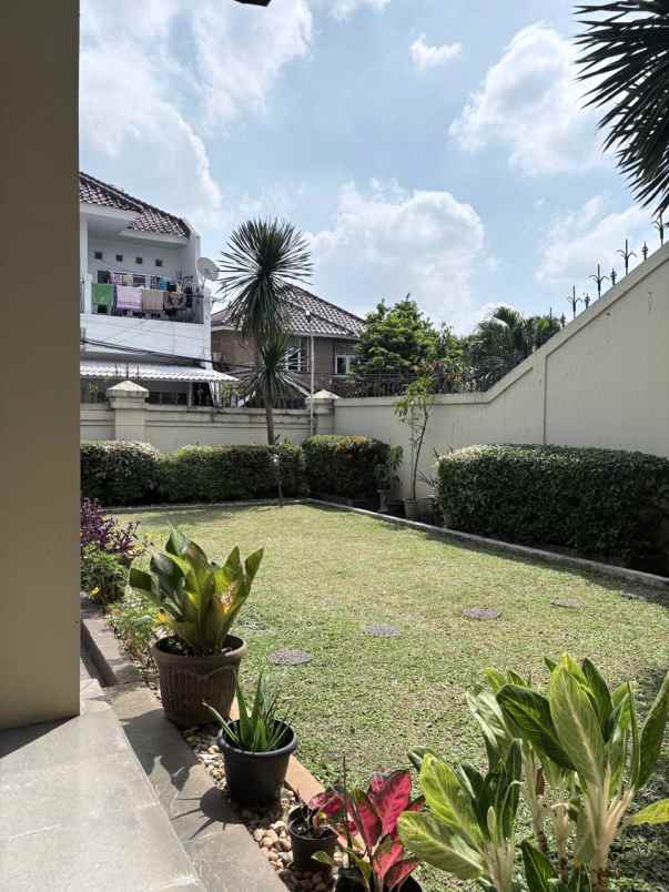 jual rumah komplek cantik dengan swimming pool di kav