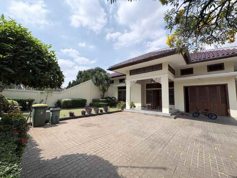 jual rumah komplek cantik dengan swimming pool di kav