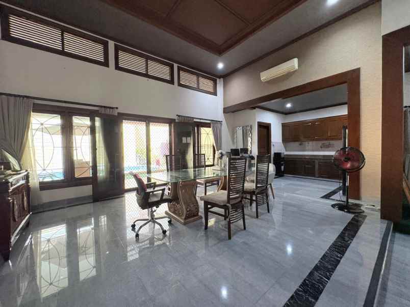 jual rumah komplek cantik dengan swimming pool di kav