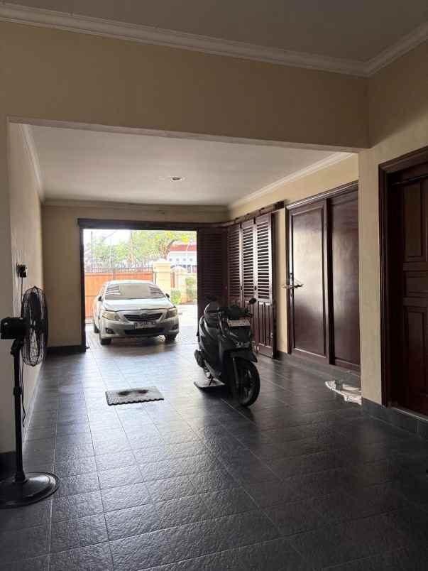 jual rumah komplek cantik dengan swimming pool di kav