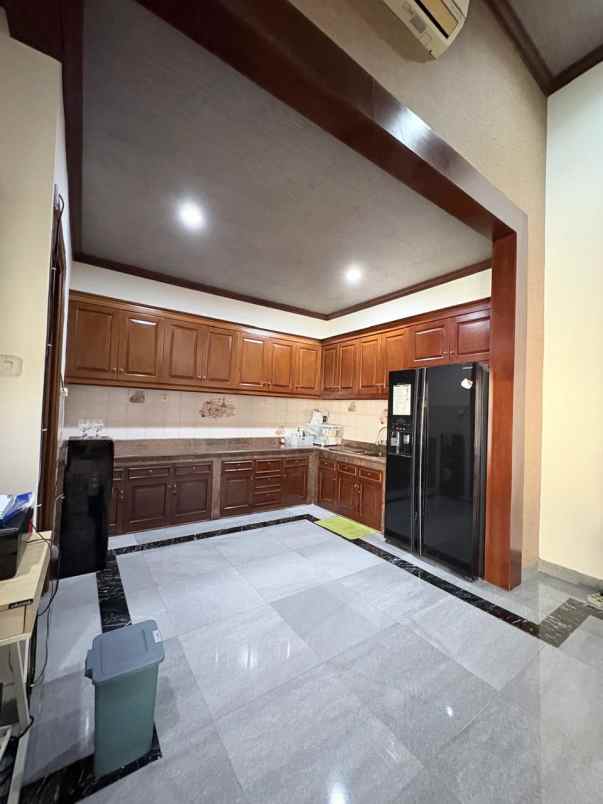 jual rumah komplek cantik dengan swimming pool di kav