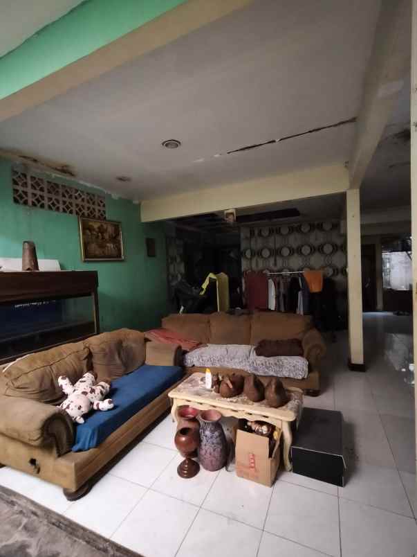 pondok labu rumah lama layak huni dengan carport luas