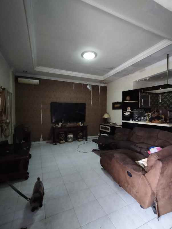 pondok labu rumah lama layak huni dengan carport luas