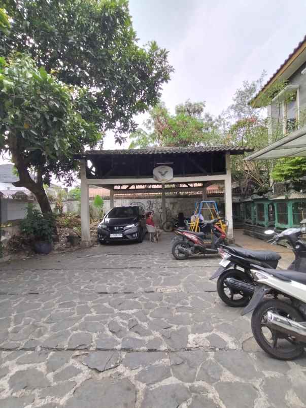 pondok labu rumah lama layak huni dengan carport luas