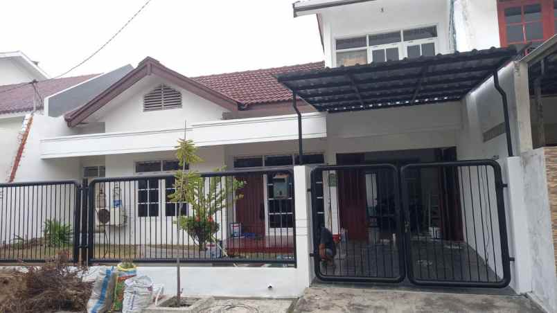 rumah 1 5 lantai siap huni klampis dekat merr