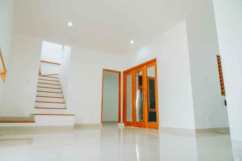 rumah 2 lantai akses mudah tepi jalan raya tajem