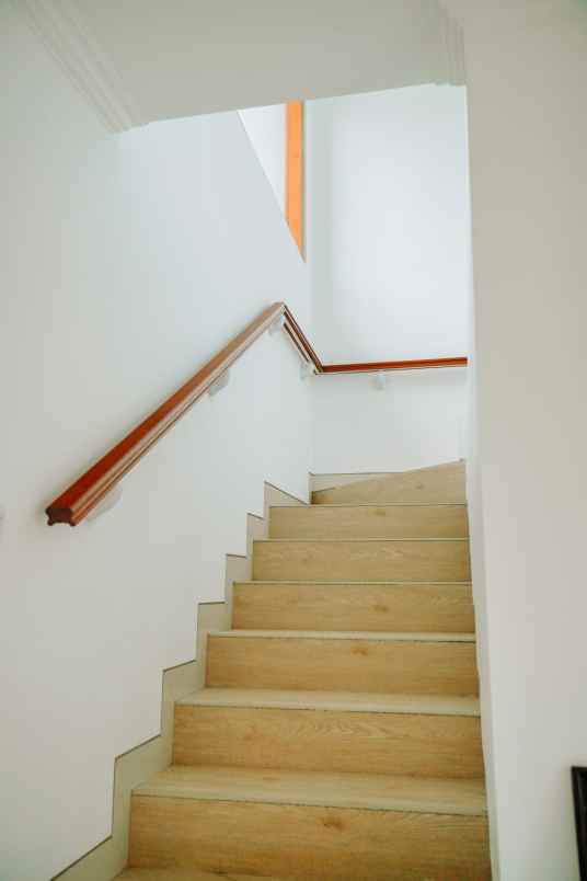 rumah 2 lantai akses mudah tepi jalan raya tajem