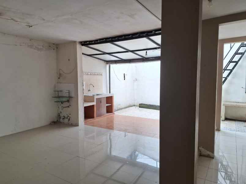 rumah 2 lantai di kaliwates jember