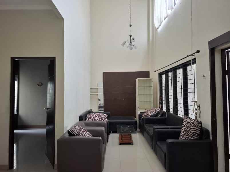 rumah 2 lantai di kaliwates jember