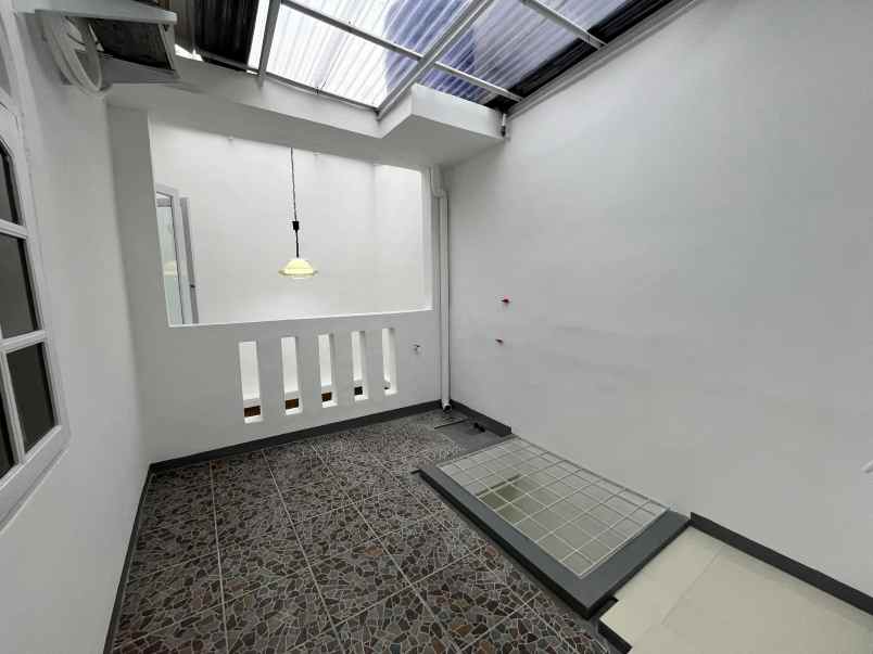 rumah 2 lantai di pondok bambu jakarta timur