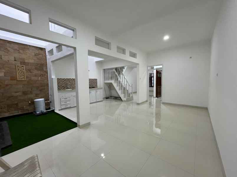 rumah 2 lantai di pondok bambu jakarta timur