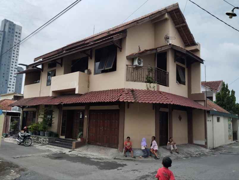 rumah 2 lantai siap huni posisi hook tengah kota solo