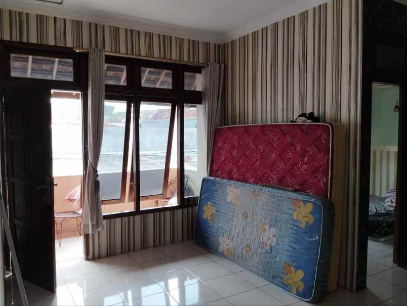 rumah 2 lantai siap huni posisi hook tengah kota solo