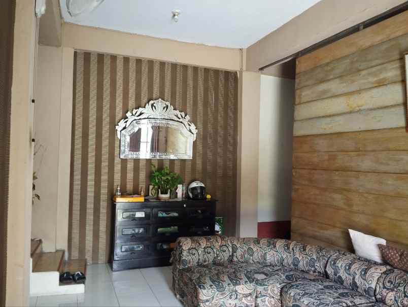 rumah 2 lantai siap huni posisi hook tengah kota solo