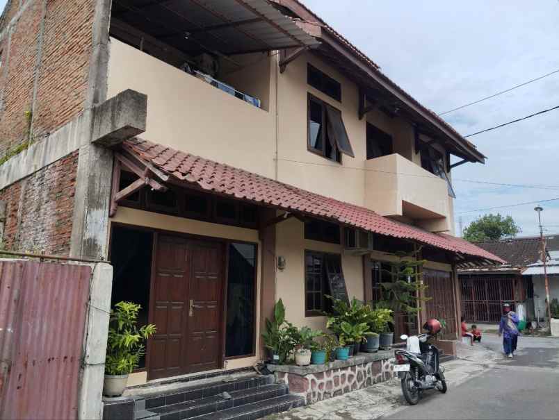 rumah 2 lantai siap huni posisi hook tengah kota solo