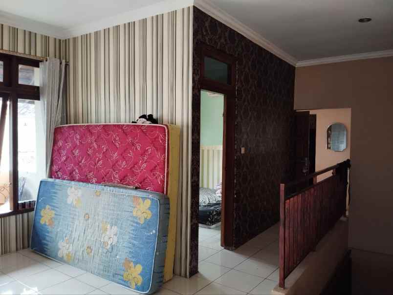 rumah 2 lantai siap huni posisi hook tengah kota solo