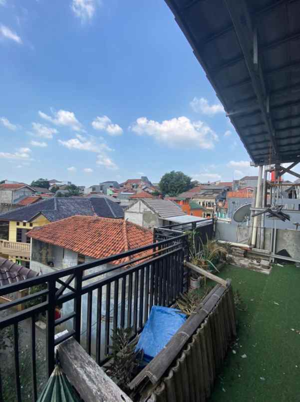 rumah 3 lantai di pasar rebo jakarta timur