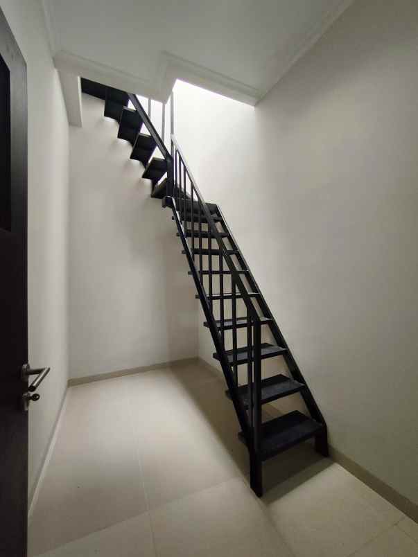 rumah baru full renovasi lokasi strategis siap huni