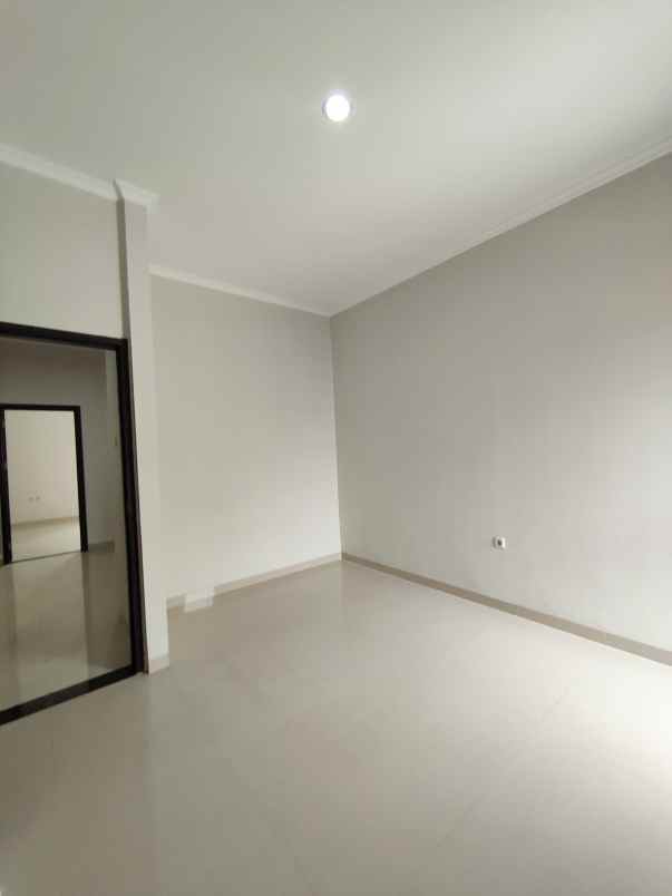 rumah baru full renovasi lokasi strategis siap huni